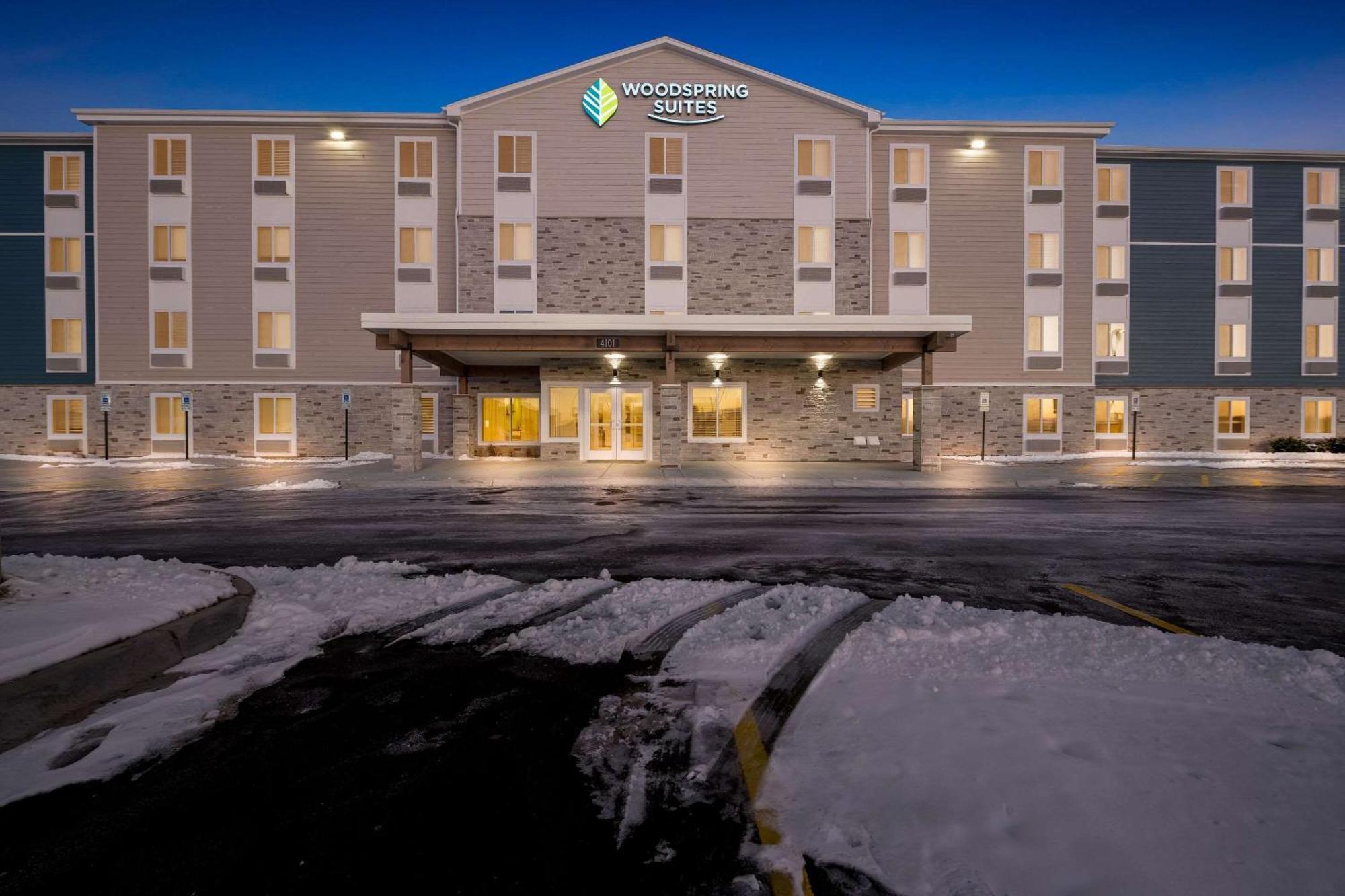 Woodspring Suites Loves Park - Rockford Bagian luar foto